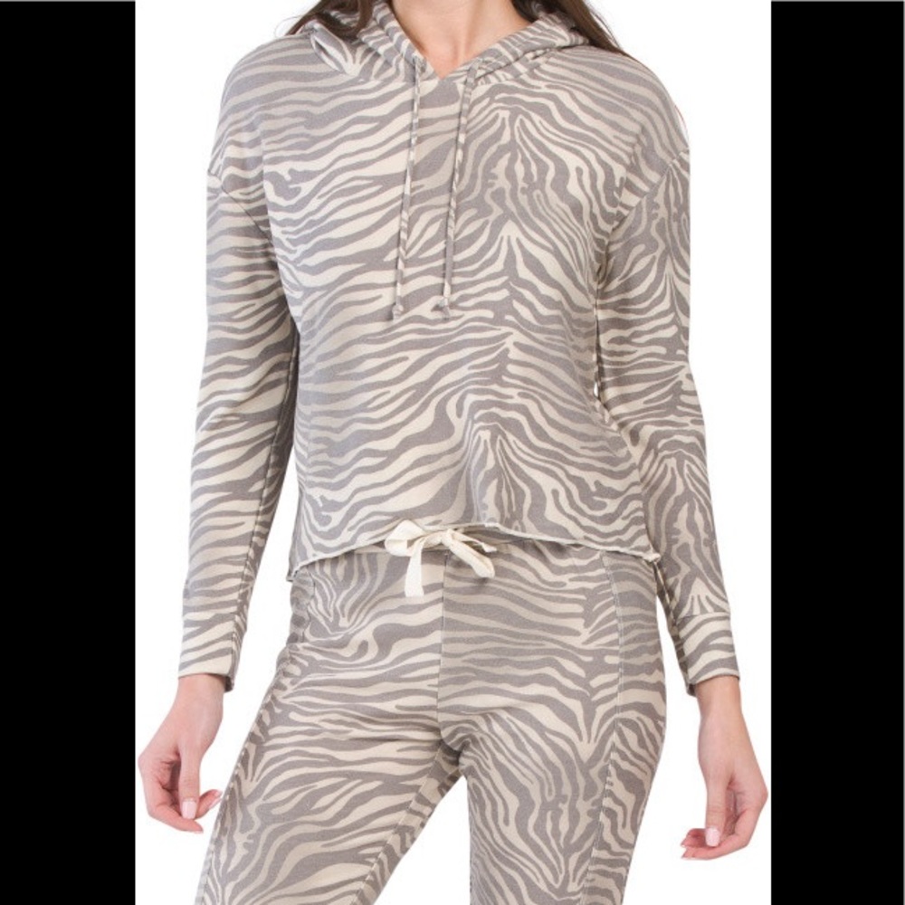 Chaser Zebra Hi lo Pullover and Jogger Set